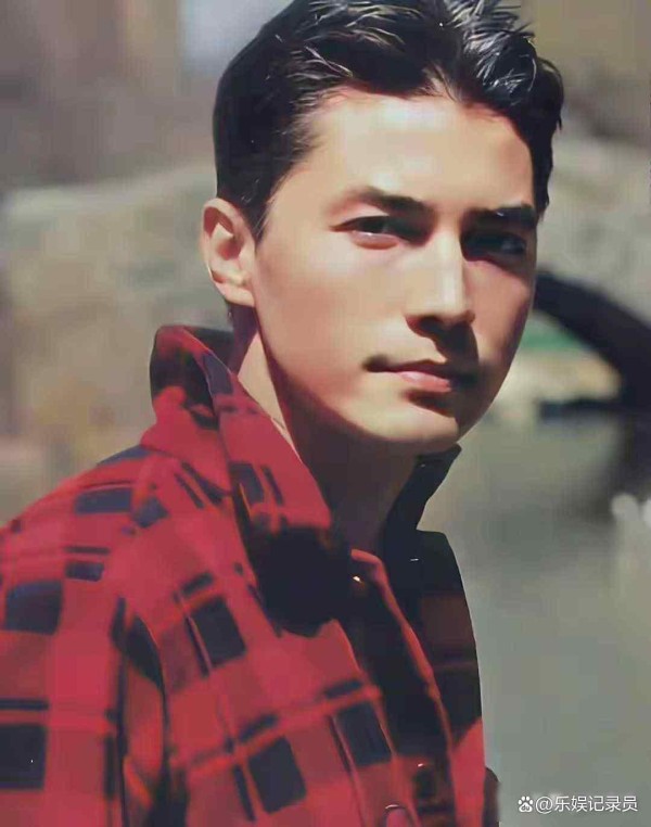 尊龙为何突然消失?无父无母的巨星,留下谜团三十年