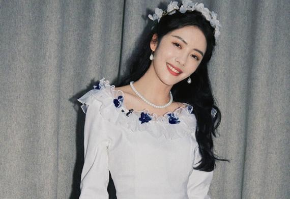 王梓薇和蔡文静是一个人吗 什么关系(对比照好像)