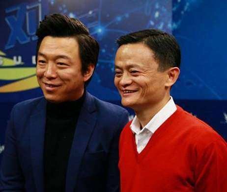 马云与众多明星合影,与王源温暖,与成龙委屈,与黄晓明尴尬
