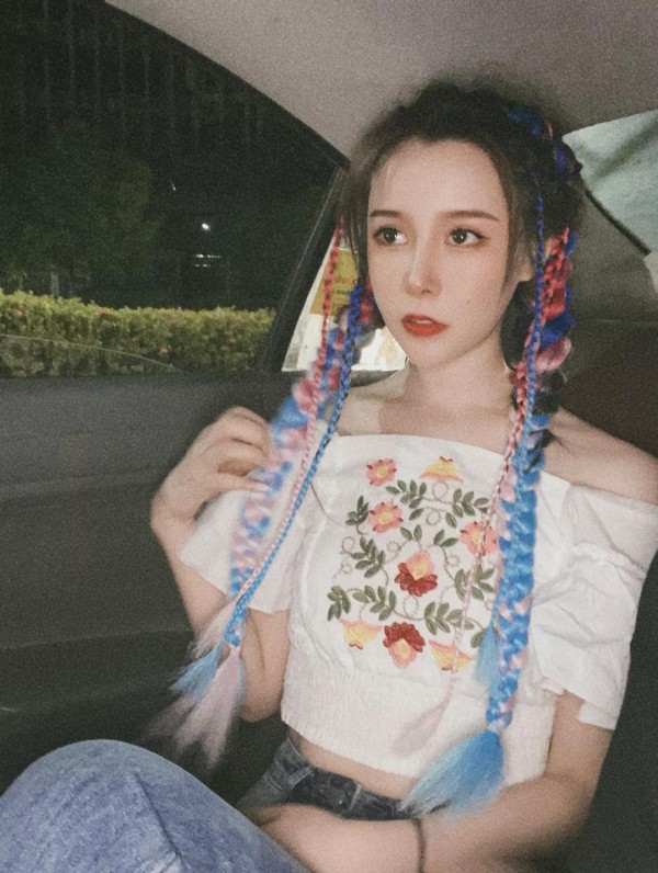 女网红曝男友酒后对她性骚扰,报警后双方被带走,网友:浪费警力