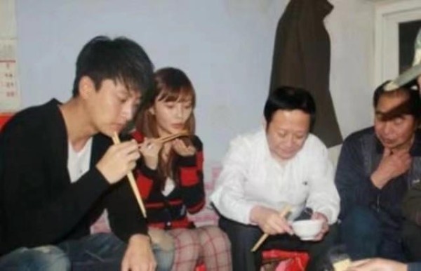 明星回老家是啥样?有的接地气,有的耍大牌,而他竟被村民扔砖头