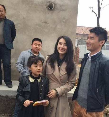 明星回老家是啥样?有的接地气,有的耍大牌,而他竟被村民扔砖头