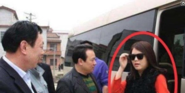 明星回老家是啥样?有的接地气,有的耍大牌,而他竟被村民扔砖头