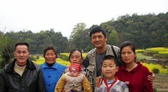 明星回老家是啥样?有的接地气,有的耍大牌,而他竟被村民扔砖头