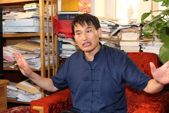 明星回老家是啥样?有的接地气,有的耍大牌,而他竟被村民扔砖头