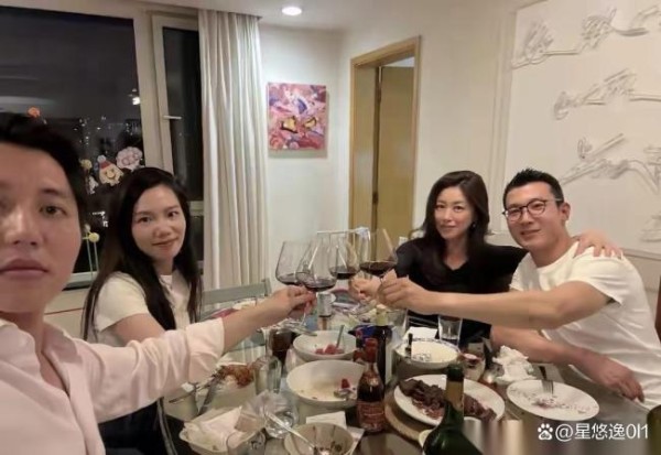 朱珠机场被女儿扑倒 爱的突袭引发笑声连连