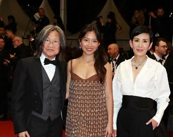 吴君如女儿将出席巴黎名媛舞会,教科书级别的白富美,长相神似陈可辛