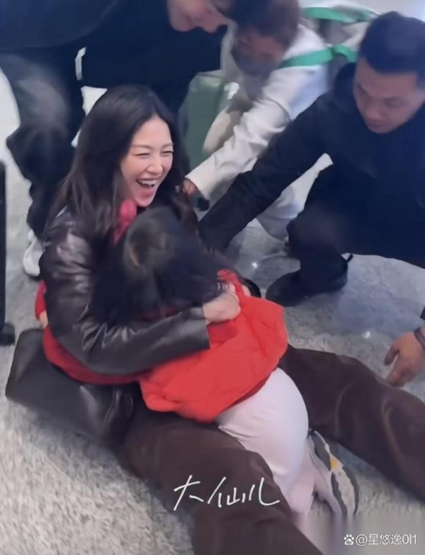 朱珠机场被女儿扑倒 爱的突袭引发笑声连连
