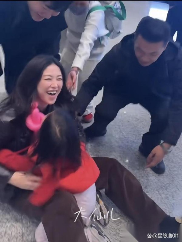 朱珠机场被女儿扑倒 爱的突袭引发笑声连连