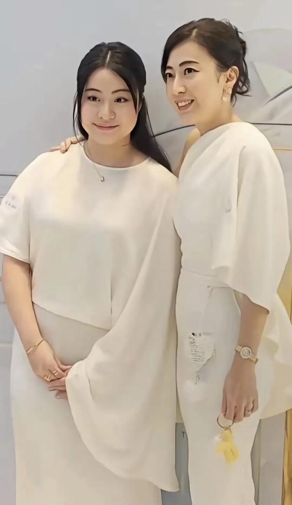 甘比携女亮相活动,亲昵合影氛围温馨,女儿五官精致神似父亲