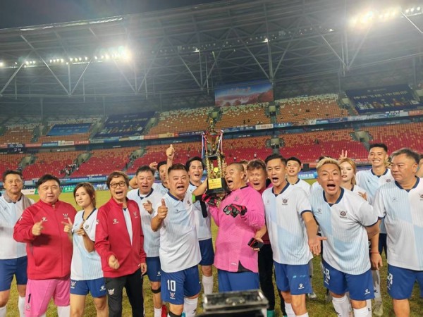 陈百祥、王晶携香港精装明星足球队到四川巴中踢友谊赛