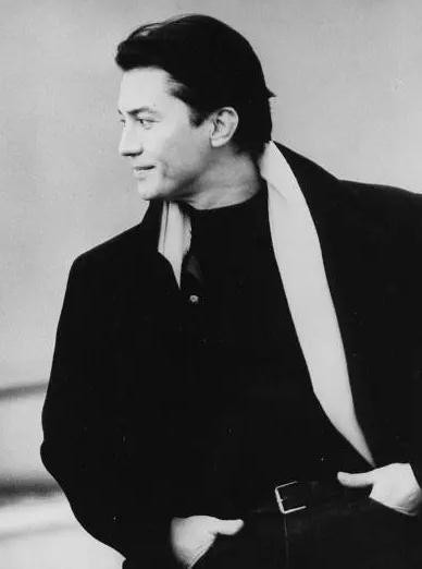 从孤儿到好莱坞传奇华裔男星,俊美到模糊性别,最后终身未婚隐居