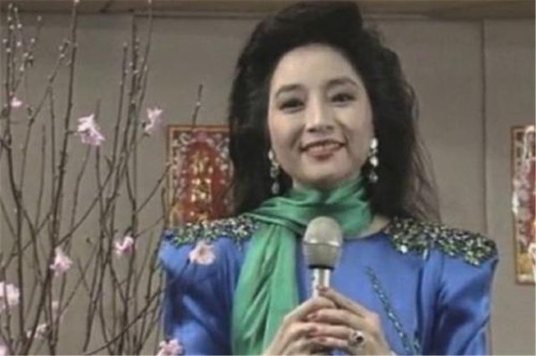 70岁徐小凤罕见现身,巨星气质仍在,却与相差5岁的赵雅芝如母女