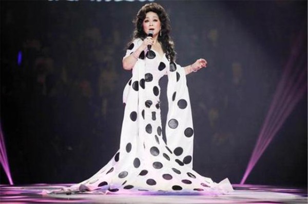 70岁徐小凤罕见现身,巨星气质仍在,却与相差5岁的赵雅芝如母女