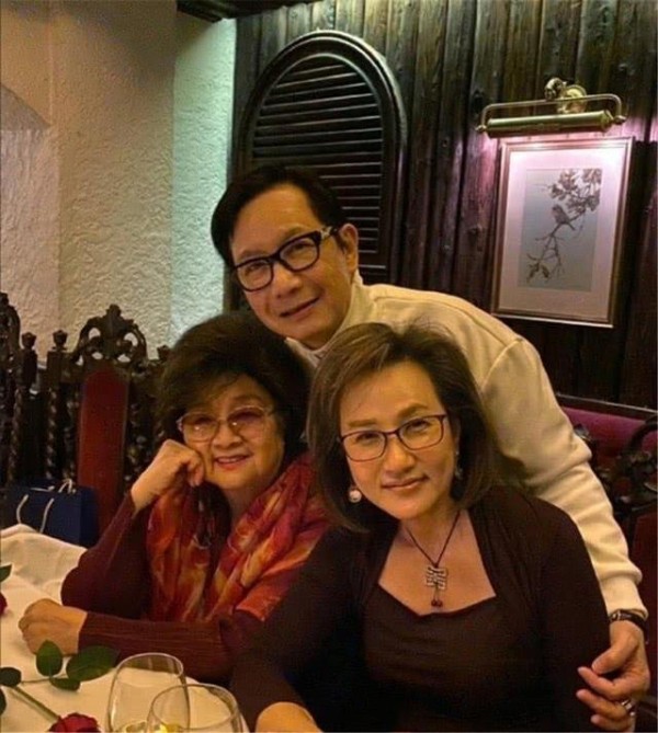 70岁徐小凤罕见现身,巨星气质仍在,却与相差5岁的赵雅芝如母女