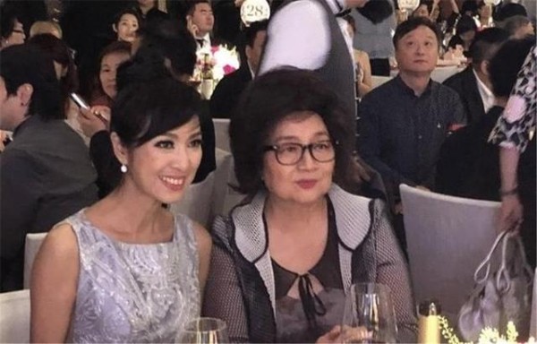 70岁徐小凤罕见现身,巨星气质仍在,却与相差5岁的赵雅芝如母女