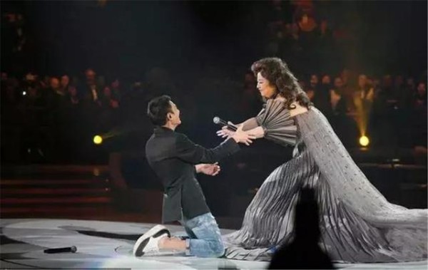 70岁徐小凤罕见现身,巨星气质仍在,却与相差5岁的赵雅芝如母女