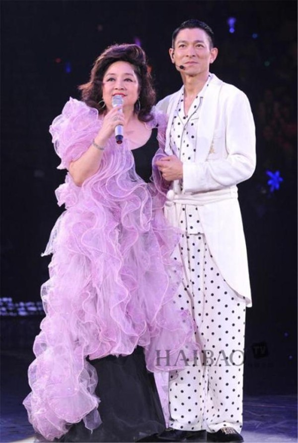 70岁徐小凤罕见现身,巨星气质仍在,却与相差5岁的赵雅芝如母女