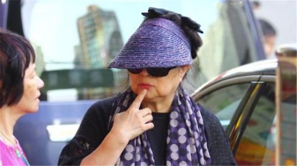 70岁徐小凤罕见现身,巨星气质仍在,却与相差5岁的赵雅芝如母女