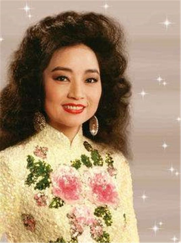 70岁徐小凤罕见现身,巨星气质仍在,却与相差5岁的赵雅芝如母女