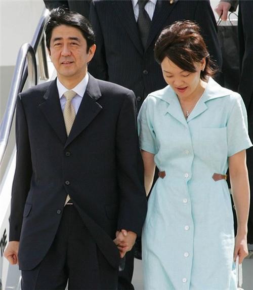 安倍昭惠:没有生育、追星酗酒杠婆婆,为何仍被安倍晋三独宠33年