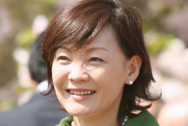 她被骂“最差第一夫人”,狂热追星、酗酒成性,丈夫却宠了她34年