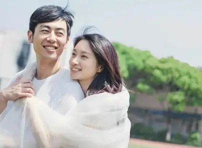 偶遇朱亚文沈佳妮夫妇,并肩同行无互动,结婚12年恩爱如初