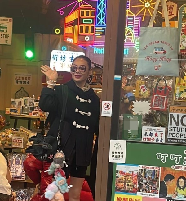 香港街头张柏芝陪宁静逛街,宁静长腿白皙,张柏芝被调侃像助理