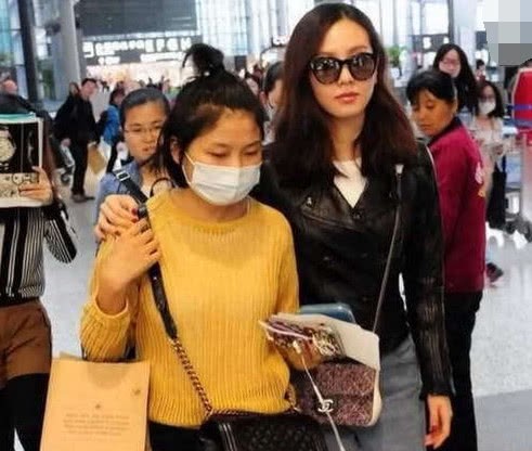 明星和助理的关系怎么样?郑恺送宝马,赵丽颖刘诗诗的助理最幸福