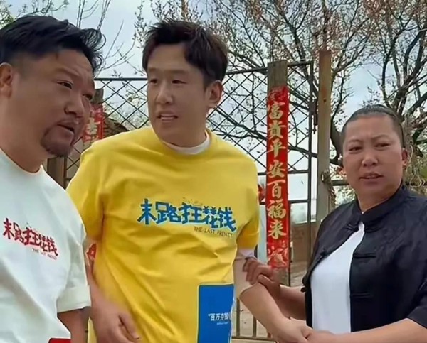 爱看运动:明星与网红的微妙关系:贾冰与大长脸的谨慎之路
娱乐圈里,明星搭上网红的热度,想给新片末路狂花钱添把火。贾冰和大长脸就是这么想的,可谁料“东北雨姐”突然出事,差点把他们也拉下水。
这事儿让贾冰和大长脸意识到,跟网红合作,风险大着呢。流量是暂时的,网红一翻车,明星的好日子也就到头了。所以啊,他们打算以后找合作伙伴,得多留个心眼儿。
其实啊,明星找网红合作,这事儿挺常见的。大家都想借网红的热...