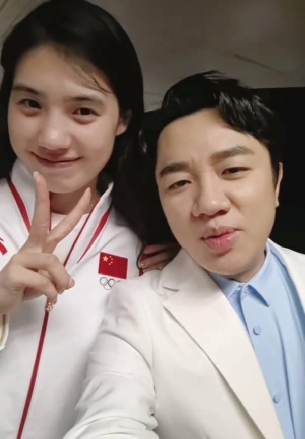 王祖蓝与张雨霏自拍合影,热情邀请对方做客吃饭