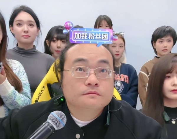 被封杀的倪海杉突然复出,开播就看美女跳热舞,大胆抽烟只被警告