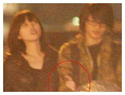 一个妻子一个女朋友,才华横溢的韩寒过的竟然是三人行的生活?