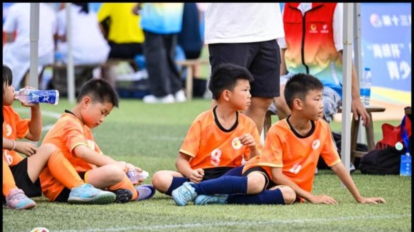 菲尔米诺和梅西成亲家,足球界两大巨星的家庭连结意外引爆热议,球迷纷纷调侃这像糖果碰撞出甜蜜火花