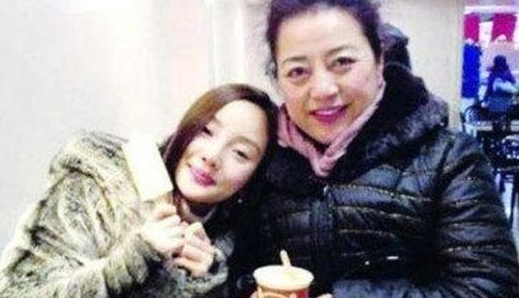 明星婆媳关系好不好?李小璐婆婆给她端洗脚水,她和婆婆亲如姐妹