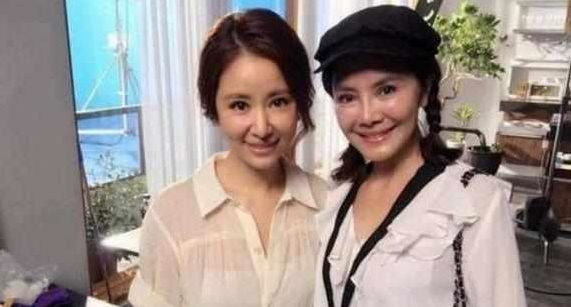 明星婆媳关系好不好?李小璐婆婆给她端洗脚水,她和婆婆亲如姐妹