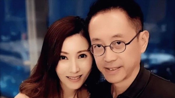 李嘉欣嫁给许晋亨三十年，一直不曾主动公开家事，令人好奇她老公的表哥竟是曾志伟，同时吴启华的亲情关系也引发热议