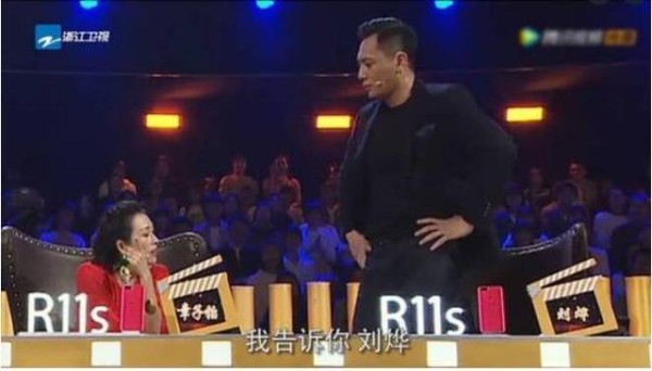 到底发生了什么!气的刘烨在节目里怒摔手机,双手叉腰怒视章子怡