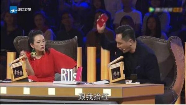 到底发生了什么!气的刘烨在节目里怒摔手机,双手叉腰怒视章子怡