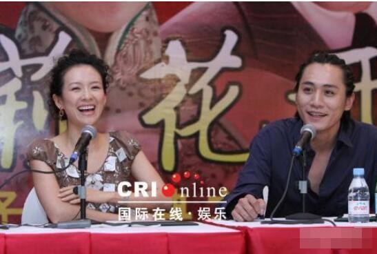 到底发生了什么!气的刘烨在节目里怒摔手机,双手叉腰怒视章子怡