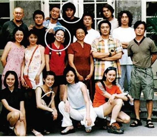 到底发生了什么!气的刘烨在节目里怒摔手机,双手叉腰怒视章子怡