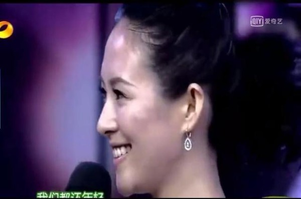 到底发生了什么!气的刘烨在节目里怒摔手机,双手叉腰怒视章子怡