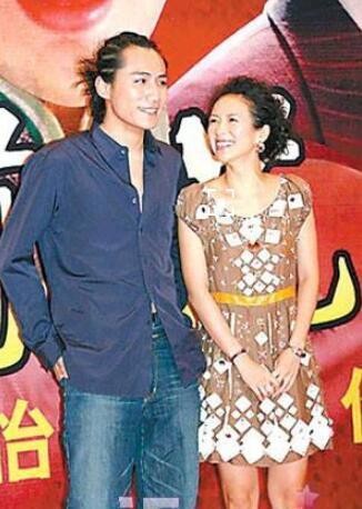 到底发生了什么!气的刘烨在节目里怒摔手机,双手叉腰怒视章子怡