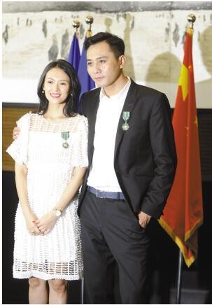 到底发生了什么!气的刘烨在节目里怒摔手机,双手叉腰怒视章子怡