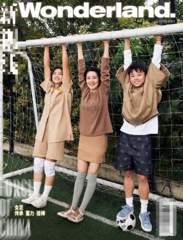 女足姑娘拍大片,瓜子脸精致不输女明星,小鸟腿细长很抢镜