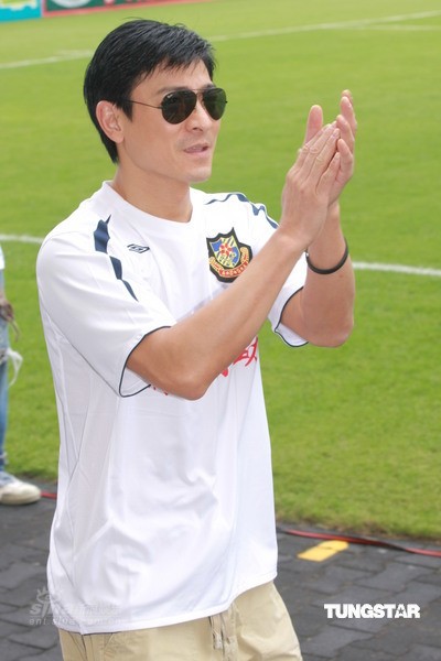 组图:刘德华等艺人总动员明星足球队踢球赈灾