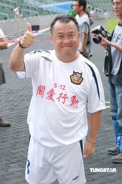 组图:刘德华等艺人总动员明星足球队踢球赈灾