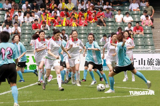 组图:刘德华等艺人总动员明星足球队踢球赈灾