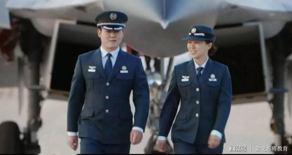 成为文职人员后,和现役军人之间的关系如何定位?