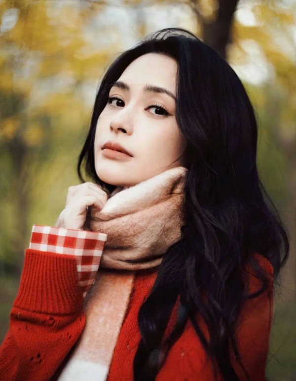 阿娇系着围巾拍摄秋日氛围感大片,侧颜精致,状态佳。
